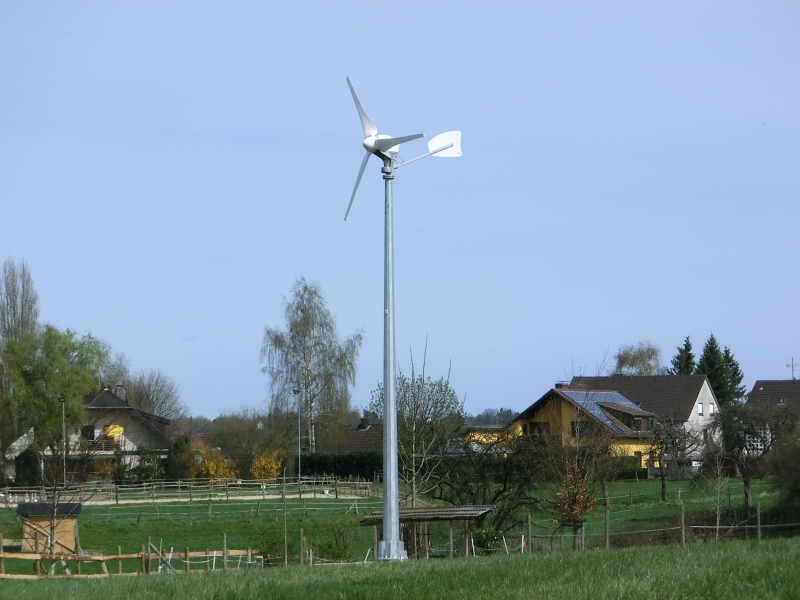 Eine Kleinwindanlage auf einem 10 Meter Mast. 