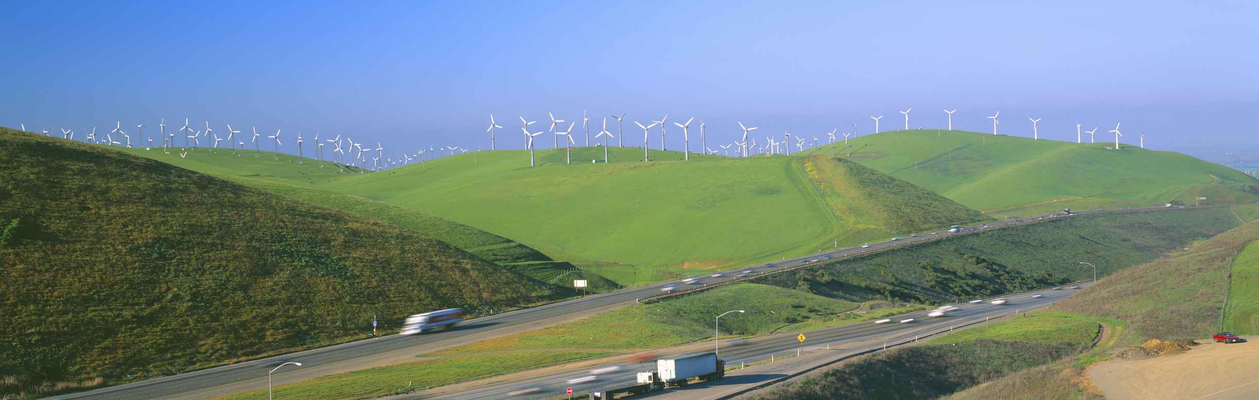 Windmühlen so weit das Auge reicht: Die Entwicklung der Erneuerbaren, wie hier in Californieren last sich nicht mehr aufhalten. 