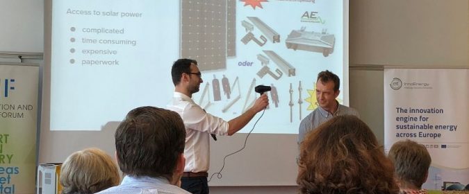 Innovationen: Simon Niederkirchner und Ferdinand Mayr demonstrieren ihren SolCube.